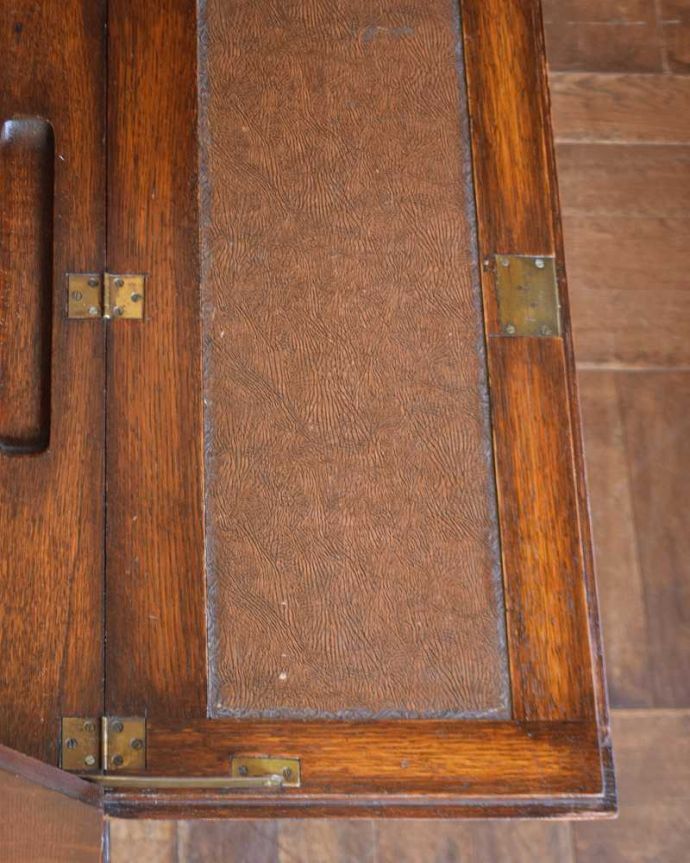 ビューロー アンティーク家具 装飾が美しいイギリスのアンティーク家具、ライティングビューロー(デスク)。ピッカピカにお直ししたので、楽しんで使って下さい。(q-1328-f)