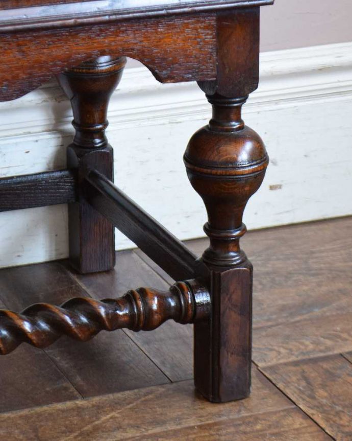 ビューロー アンティーク家具 装飾が美しいイギリスのアンティーク家具、ライティングビューロー(デスク)。女性1人でラクラ運べちゃうんですHandleのアンティークは、脚の裏にフェルトキーパーをお付けしています。(q-1328-f)