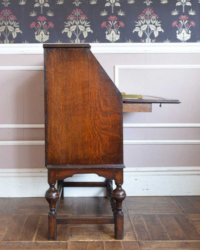 ビューロー アンティーク家具 装飾が美しいイギリスのアンティーク家具、ライティングビューロー(デスク)。横から見ても素敵なんですもちろん、横から見られてもいいようにキレイに仕上げてあります。(q-1328-f)