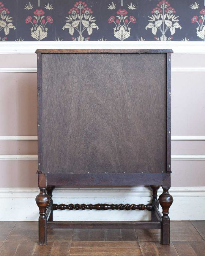 ビューロー アンティーク家具 装飾が美しいイギリスのアンティーク家具、ライティングビューロー(デスク)。後ろ姿もキレイですアンティークは新品ではないので、もちろん経年変化によるキズはありますが、見えない所も専門の職人がしっかりお直しをしていますので安心して下さい。(q-1328-f)