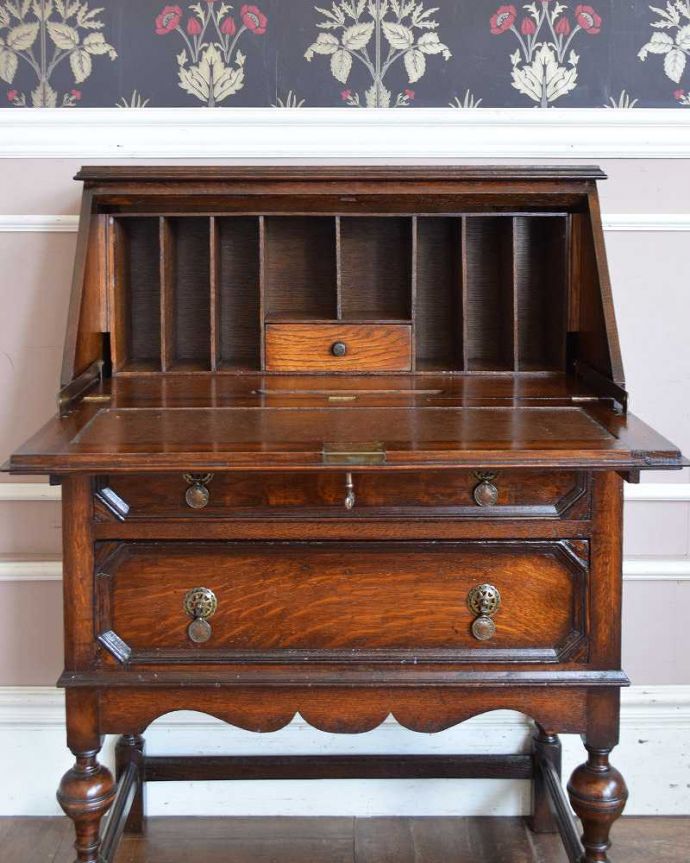ビューロー アンティーク家具 装飾が美しいイギリスのアンティーク家具、ライティングビューロー(デスク)。お片付け上手になっちゃう仕掛けデスク部分の中身も細々としたものを整理整頓しやすいように細かく仕切られているから、とっても便利です。(q-1328-f)