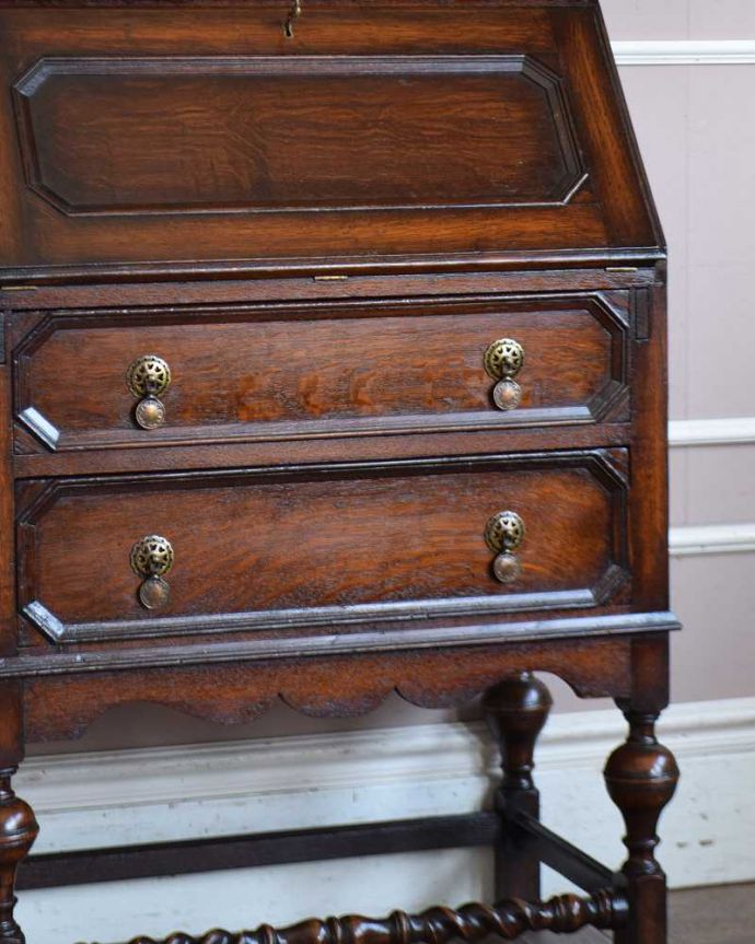 ビューロー アンティーク家具 装飾が美しいイギリスのアンティーク家具、ライティングビューロー(デスク)。アンティークだから手に入る木目の美しさ高級な木材を作って造られた家具らしく、装飾がなくても気品漂う美しさ。(q-1328-f)