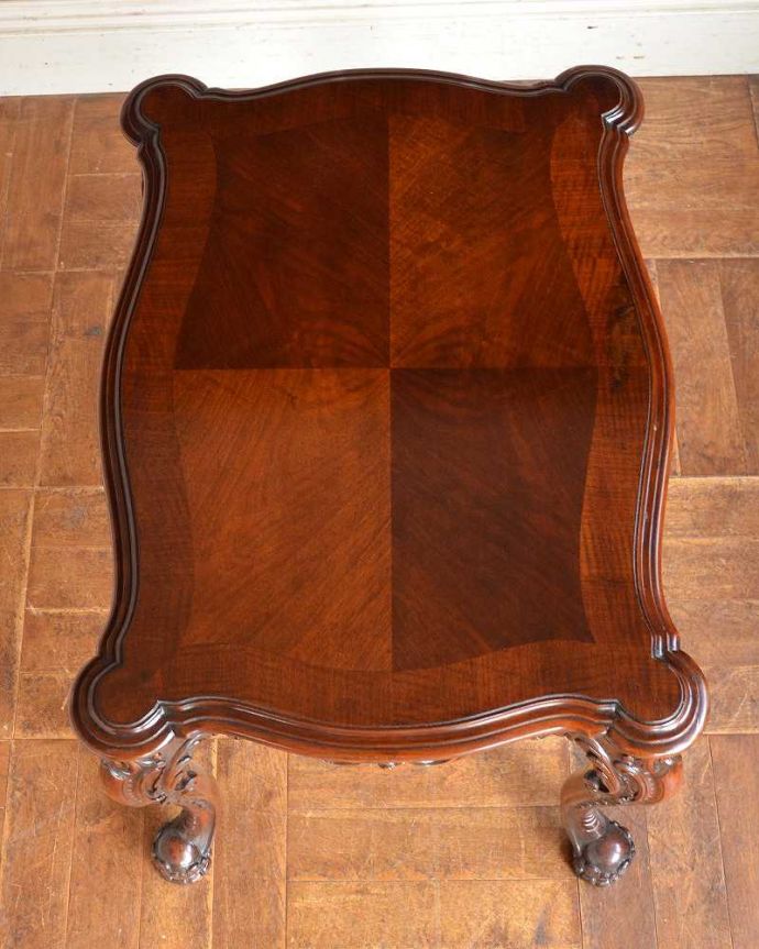 アンティークのテーブル　アンティーク家具　ゴージャスな装飾が美しいアンティーク家具、ウォルナット材のツヤツヤな木目のコーヒーテーブル。美しすぎる天板の模様木の模様を組み合わせる事で描き出すパーケットの幾何学模様のデザイン。(q-1329-f)