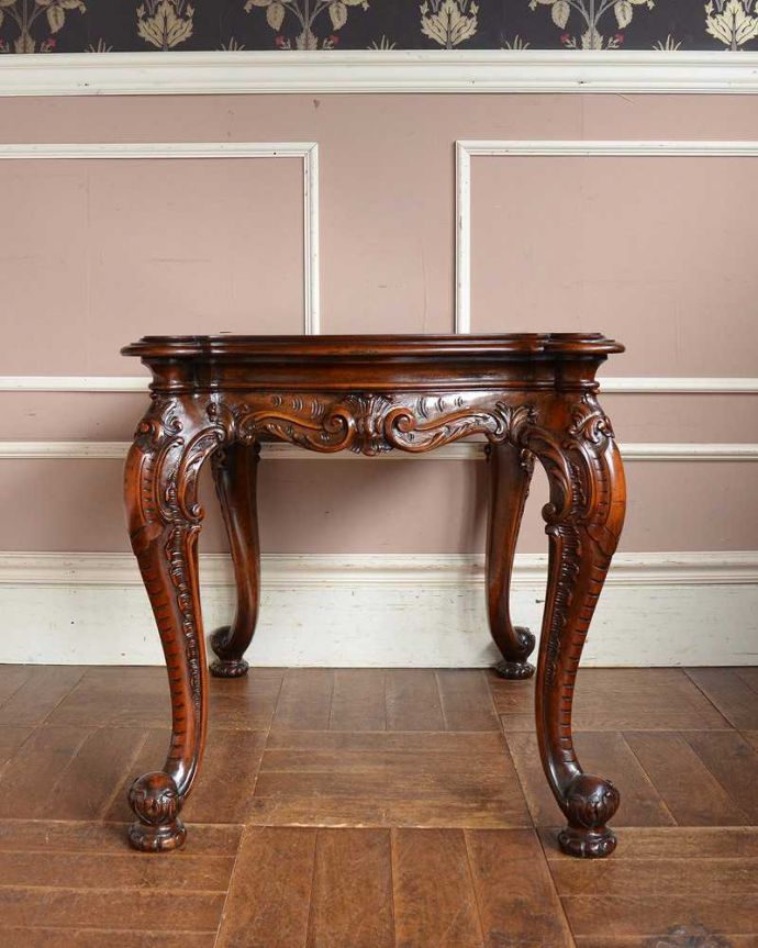 アンティークのテーブル　アンティーク家具　ゴージャスな装飾が美しいアンティーク家具、ウォルナット材のツヤツヤな木目のコーヒーテーブル。こちら側も、もちろんキレイです！アンティークは新品ではないので、もちろん経年変化によるキズはありますが、専門の職人がキレイにお直しをしているので、後ろ姿までキレイです。(q-1329-f)