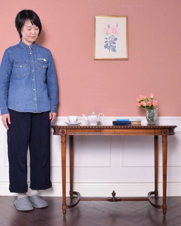 アンティークのテーブル　アンティーク家具　貴族の邸宅で使われてきたアンティーク家具、玄関から高級感あふれるホールテーブル。どんな場所でも便利に使える小さなテーブルそもそも「オケージョナル」とは「便利に使える」と言う意味。(q-1330-f)