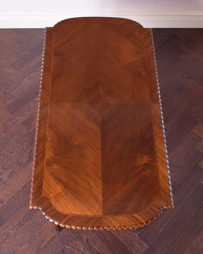 アンティークのテーブル　アンティーク家具　貴族の邸宅で使われてきたアンティーク家具、玄関から高級感あふれるホールテーブル。天板の形を見てみると･･･テーブルの形を上から見ると、こんな感じです。(q-1330-f)