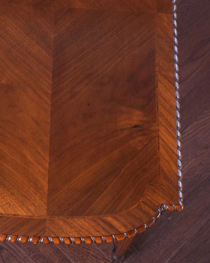 アンティークのテーブル　アンティーク家具　貴族の邸宅で使われてきたアンティーク家具、玄関から高級感あふれるホールテーブル。天板の周りのデザインもステキ天板の周りのカッティングも美しいんです。(q-1330-f)