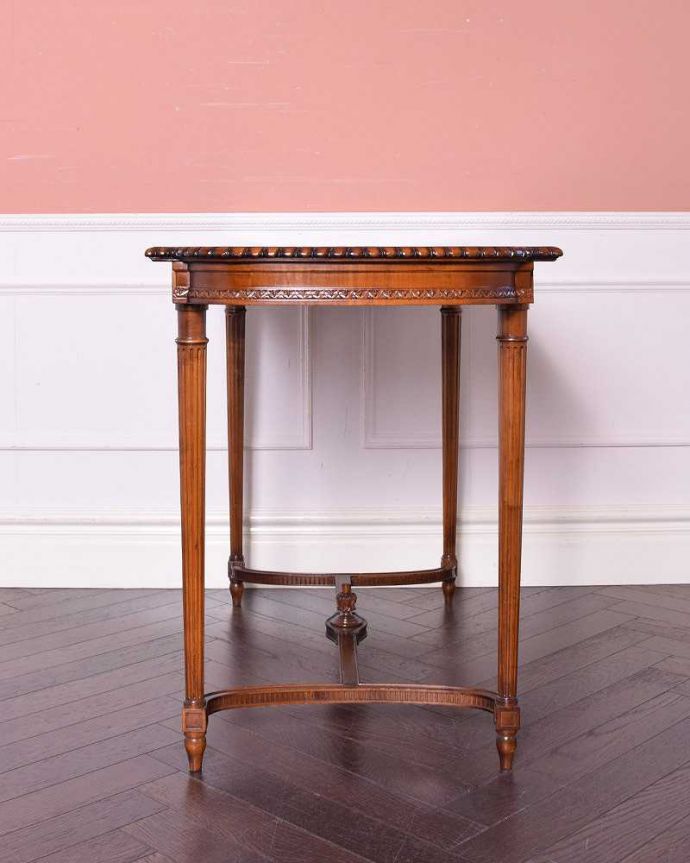 アンティークのテーブル　アンティーク家具　貴族の邸宅で使われてきたアンティーク家具、玄関から高級感あふれるホールテーブル。こちら側も、もちろんキレイです！アンティークは新品ではないので、もちろん経年変化によるキズはありますが、専門の職人がキレイにお直しをしているので、どの角度から見てもキレイです。(q-1330-f)