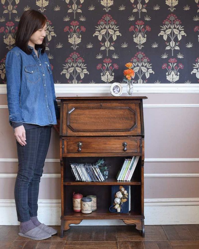ビューロー　アンティーク家具　どこでも置ける小さくて可愛いアンティーク家具、スチューデントビューロー。コンパクトだから、どこでも置けちゃうビューロー学生さん用に作られた小さなサイズのビューロー。(q-1331-f)