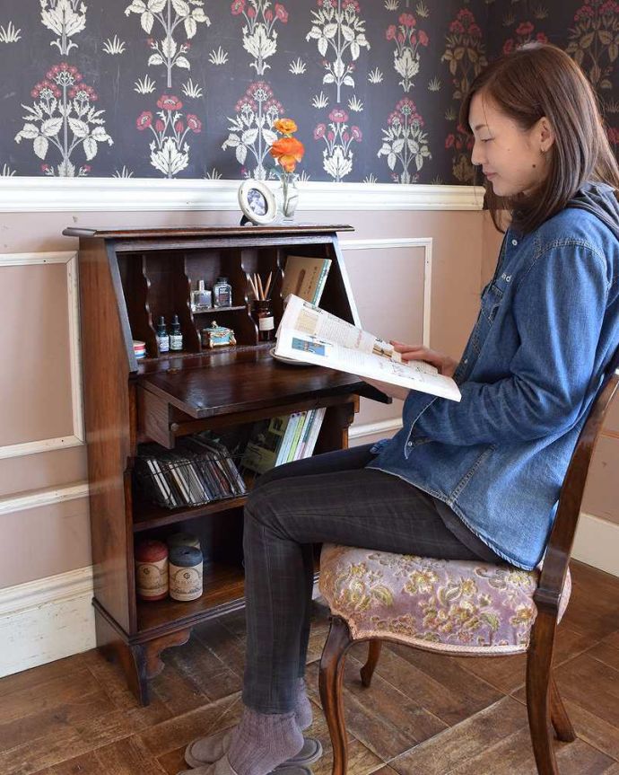 ビューロー　アンティーク家具　どこでも置ける小さくて可愛いアンティーク家具、スチューデントビューロー。扉を前に倒すと･･･ビューロー部分を開くと、あっという間にデスクに早変わり。(q-1331-f)