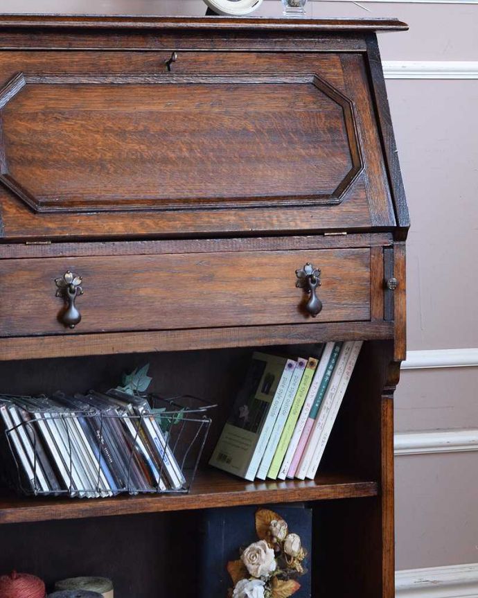 ビューロー　アンティーク家具　どこでも置ける小さくて可愛いアンティーク家具、スチューデントビューロー。本棚になるオープンキャビネットビューローの下の部分は本棚になるオープン棚が。(q-1331-f)