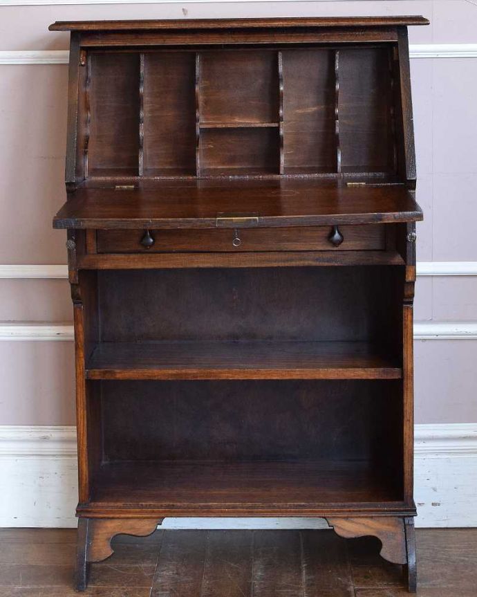 ビューロー　アンティーク家具　どこでも置ける小さくて可愛いアンティーク家具、スチューデントビューロー。中の仕切りもこんなに細かい扉の中身は細かく仕切られています。(q-1331-f)