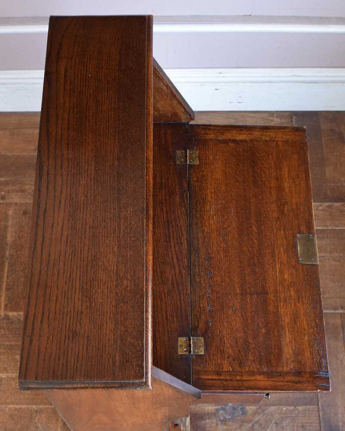 ビューロー　アンティーク家具　どこでも置ける小さくて可愛いアンティーク家具、スチューデントビューロー。デスクの部分を上から見ると･･･天板部分の塗装も専門の職人がしっかりキレイに修復したので、こんなにキレイです。(q-1331-f)