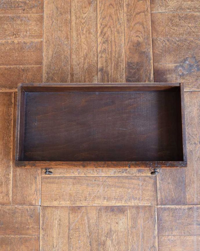 ビューロー　アンティーク家具　どこでも置ける小さくて可愛いアンティーク家具、スチューデントビューロー。引き出しの中もキレイに仕上げましたもちろん、引き出しの中もキレイに修復したので、実用的にいろんなものを収納してお使い下さい。(q-1331-f)