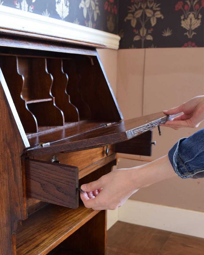 ビューロー　アンティーク家具　どこでも置ける小さくて可愛いアンティーク家具、スチューデントビューロー。ビューロー部分を前に倒すだけで、あっという間にデスクになります。(q-1331-f)