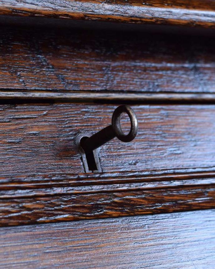 ビューロー　アンティーク家具　どこでも置ける小さくて可愛いアンティーク家具、スチューデントビューロー。鍵を使って開けてみましょうアンティークの鍵が一つ付いています。(q-1331-f)