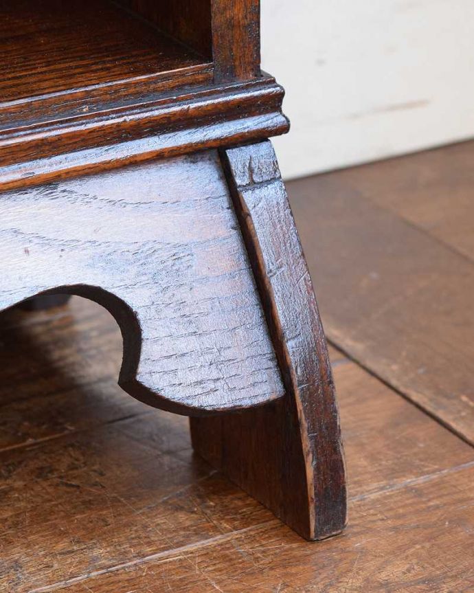 ビューロー　アンティーク家具　どこでも置ける小さくて可愛いアンティーク家具、スチューデントビューロー。女性１人でラクラ運べちゃうんですHandleのアンティークは、脚の裏にフェルトキーパーをお付けしています。(q-1331-f)