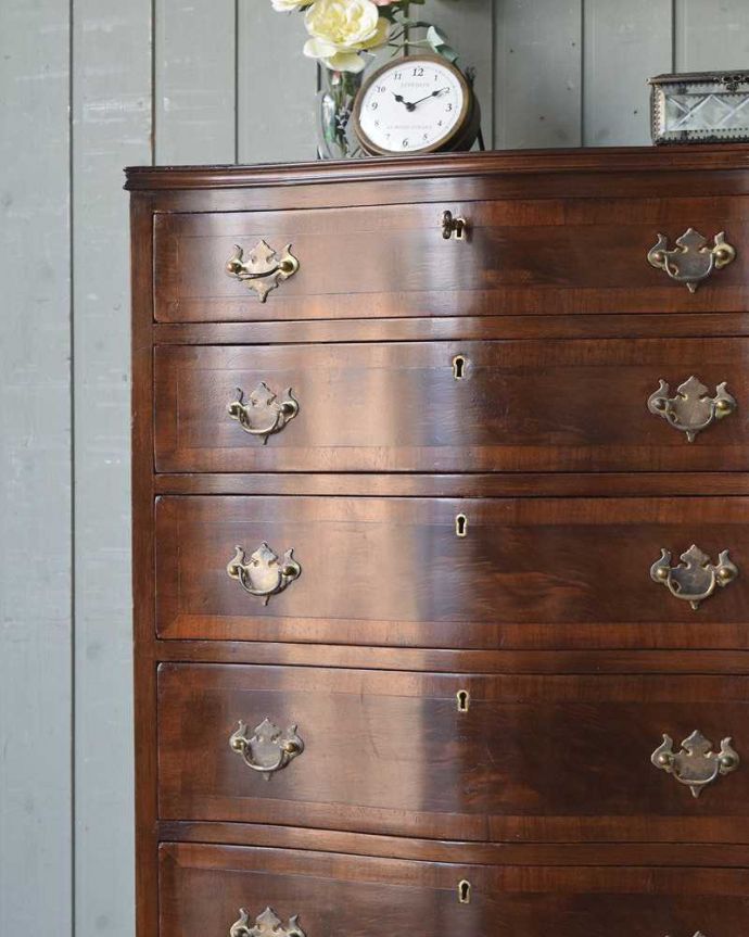 アンティークのチェスト アンティーク家具 滑らかなウォルナット材の木目が美しいアンティークのチェストオブドロワーズ(6段)。ちょっと背伸びした人気の脚のデザイン脚元を見てみるとブラケットフィート。(q-1332-f)