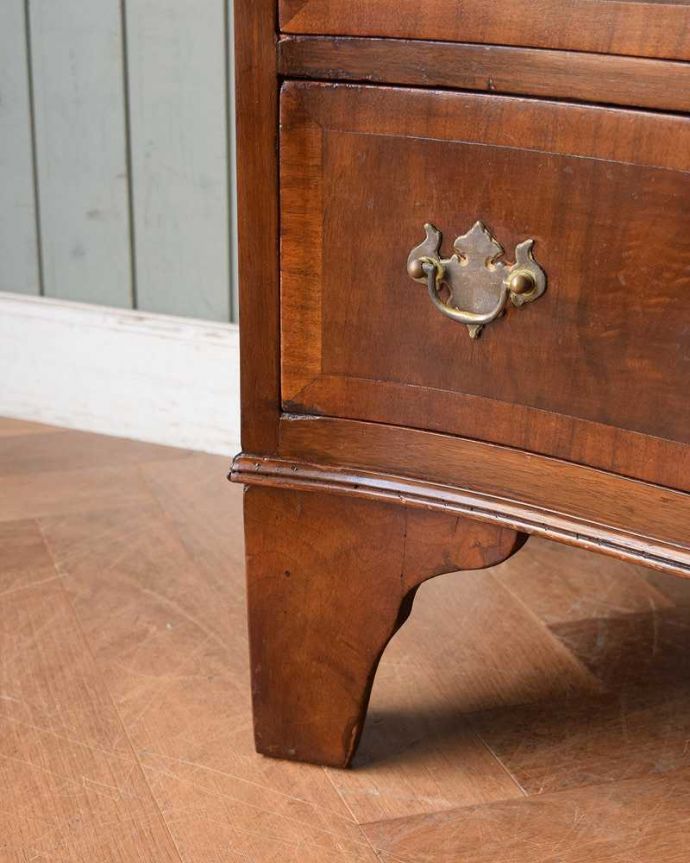 アンティークのチェスト アンティーク家具 滑らかなウォルナット材の木目が美しいアンティークのチェストオブドロワーズ(6段)。女性1人でラクラク運べちゃう仕掛けHandleのアンティークは、脚の裏にフェルトキーパーをお付けしています。(q-1332-f)