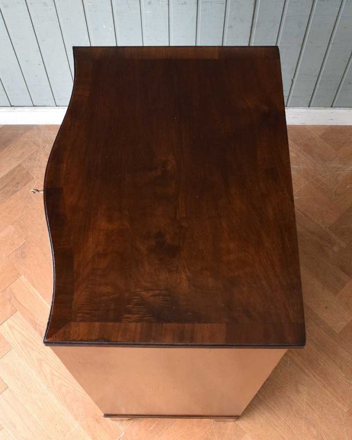 アンティークのチェスト アンティーク家具 滑らかなウォルナット材の木目が美しいアンティークのチェストオブドロワーズ(6段)。ピカピカに仕上げました修復の時、天板もキレイに仕上げました。(q-1332-f)