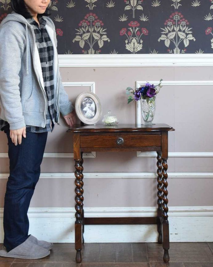 アンティークのテーブル アンティーク家具 アンティーク オケージョナルテーブル。便利に使えるコンパクトサイズのテーブル「オケージョナル」とは「便利に使える」と言う意味。(q-1333-f)