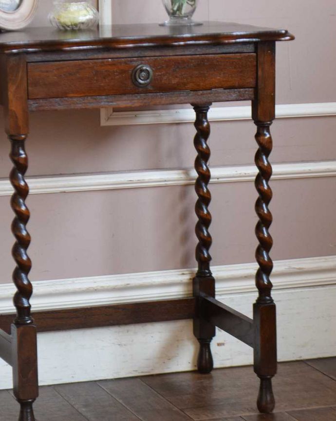 アンティークのテーブル アンティーク家具 アンティーク オケージョナルテーブル。間違いなし!英国アンティーク定番のデザインクルックルッとしなやかに巻かれた女性らしいデザインが印象的なツイスト脚。(q-1333-f)