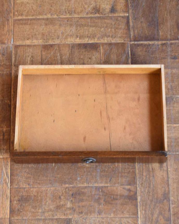 アンティークのテーブル アンティーク家具 アンティーク オケージョナルテーブル。引き出しの中もキレイですテーブルに付いた引き出しの中も、もちろん職人がキレイに修復しました。(q-1333-f)