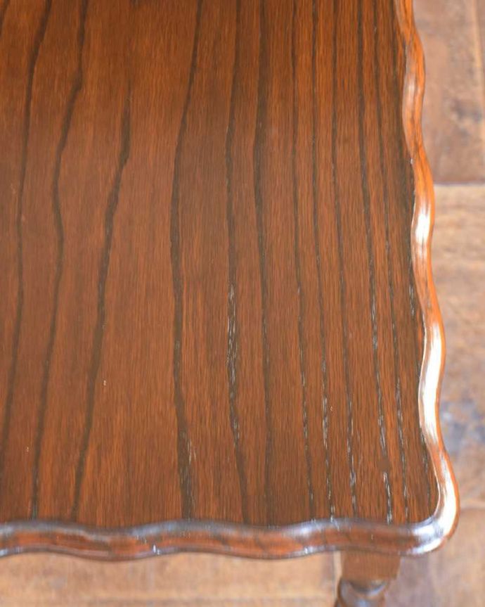 アンティークのテーブル アンティーク家具 アンティーク オケージョナルテーブル。近づいて見てみると・・・天板を見てみるとこんな感じです。(q-1333-f)