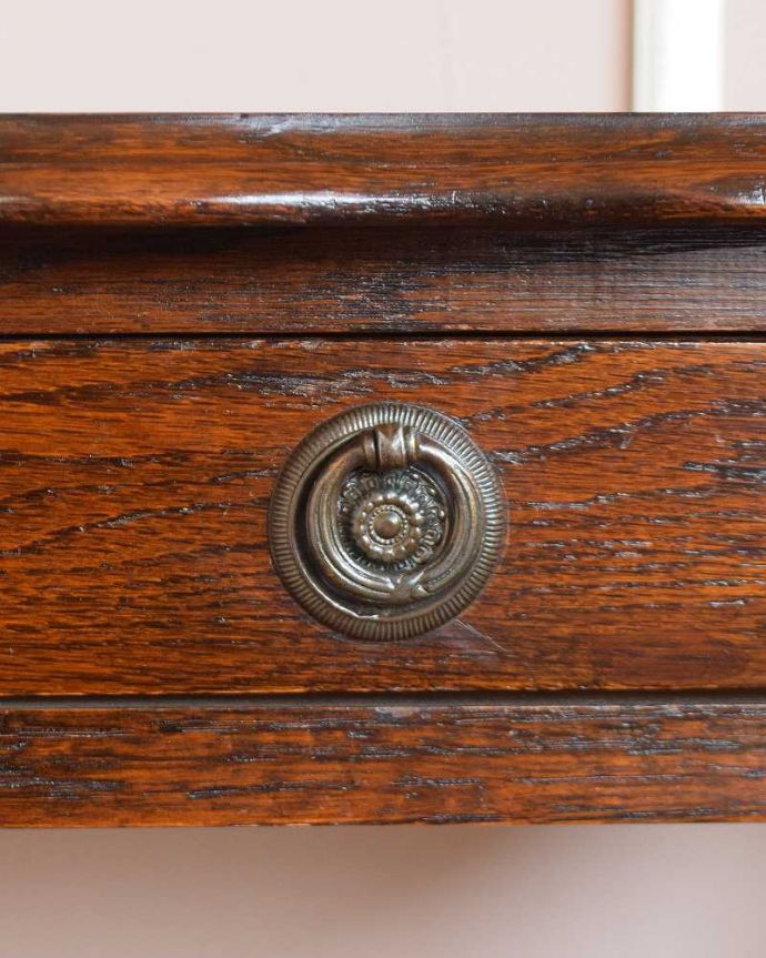 アンティークのテーブル アンティーク家具 アンティーク オケージョナルテーブル。開ける度にワクワク取っ手もアンティークらしいデザイン。(q-1333-f)