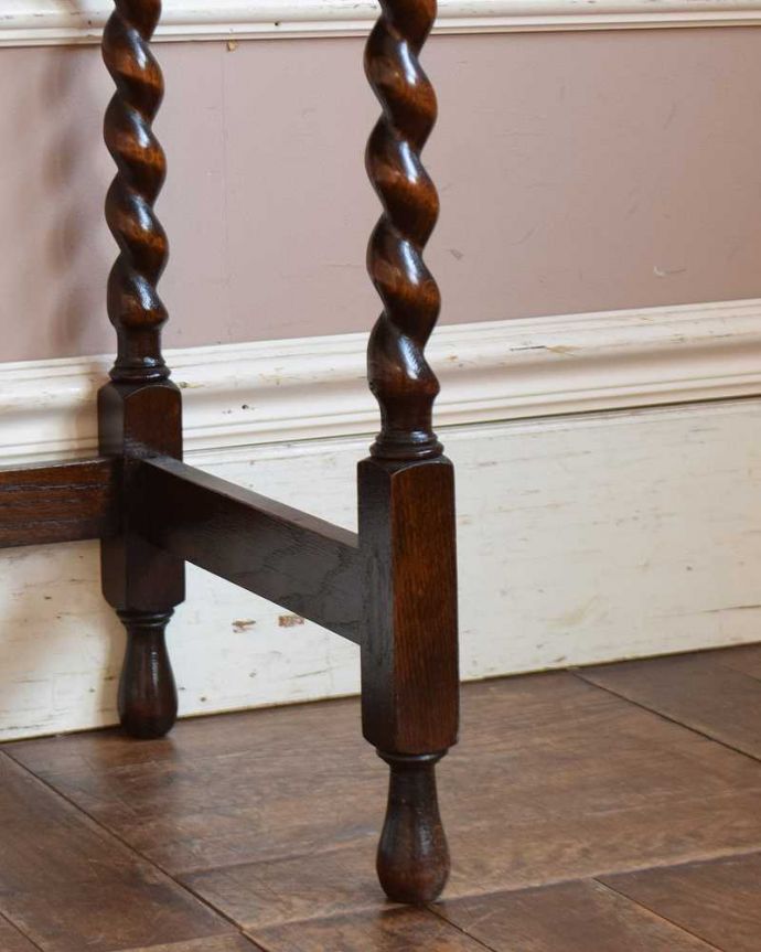 アンティークのテーブル アンティーク家具 アンティーク オケージョナルテーブル。持ち上げなくても大丈夫!Handleのアンティークは、脚の裏にフェルトキーパーをお付けしています。(q-1333-f)