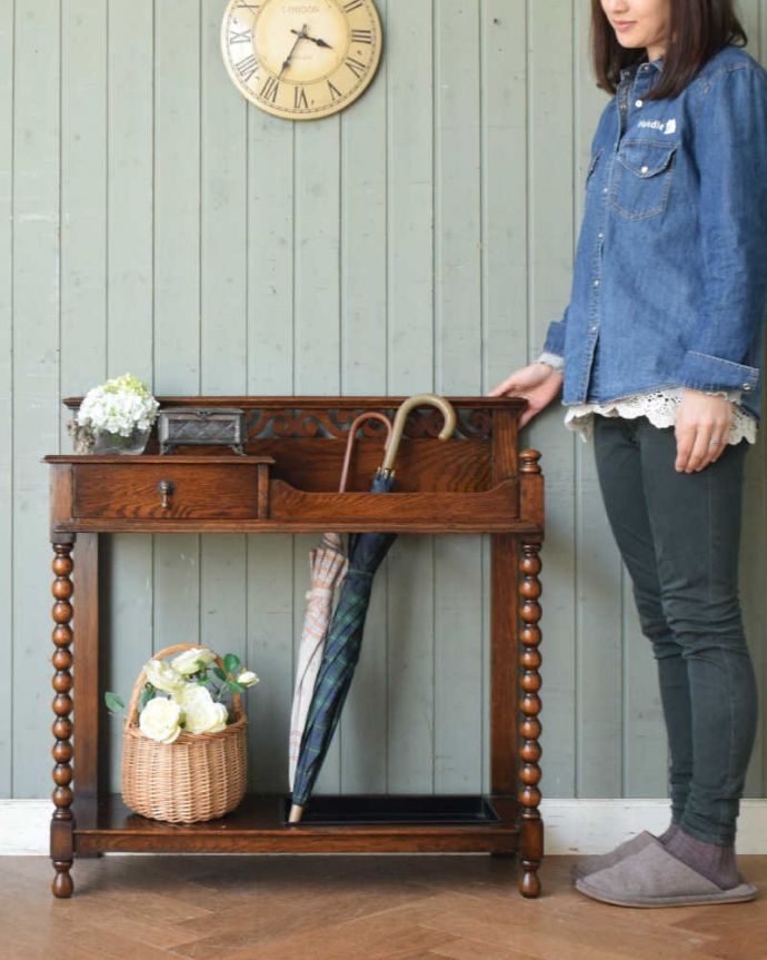 アンティークの玄関収納 アンティーク家具 玄関を彩る美しい英国アンティーク家具、ボビンレッグが美しいステッキスタンド。英国紳士の身だしなみのために作られた家具実は傘立てではなくステッキを立てて置くためのスタンド。(q-1334-f)