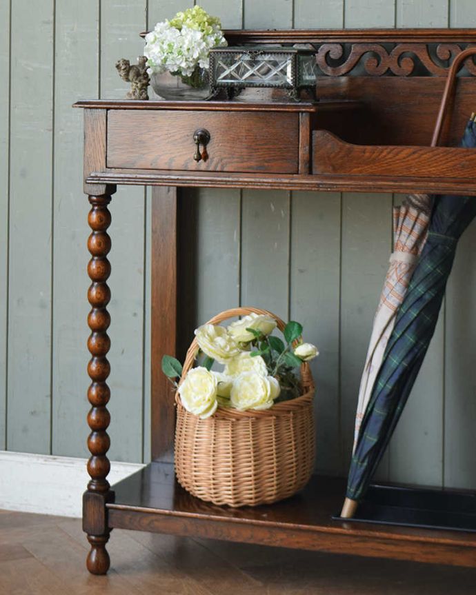 アンティークの玄関収納 アンティーク家具 玄関を彩る美しい英国アンティーク家具、ボビンレッグが美しいステッキスタンド。玄関を華やかにしてくれる英国デザイン海を渡って来てくれたおかげで、日本ではとても素敵な傘立てとして使えます。(q-1334-f)