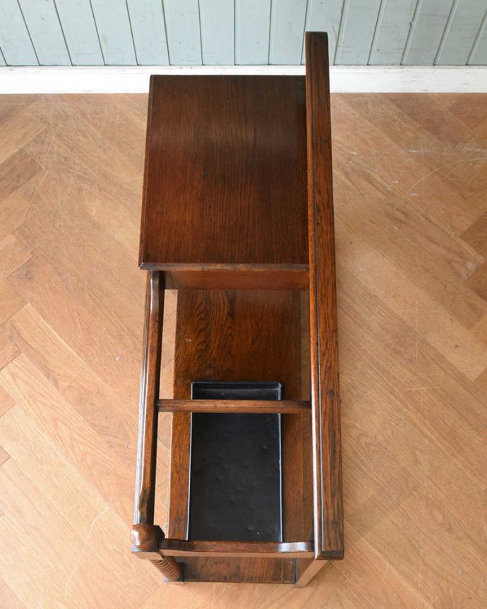 アンティークの玄関収納 アンティーク家具 玄関を彩る美しい英国アンティーク家具、ボビンレッグが美しいステッキスタンド。上から見るとこんな感じもともとステッキを立てていただけあって、傘が収納しやすいデザイン。(q-1334-f)