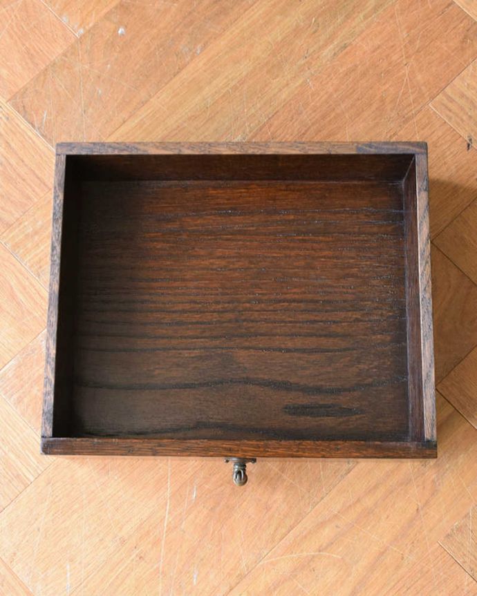 アンティークの玄関収納 アンティーク家具 玄関を彩る美しい英国アンティーク家具、ボビンレッグが美しいステッキスタンド。収納も付いて、とっても便利靴ブラシを入れていた引き出しも。(q-1334-f)