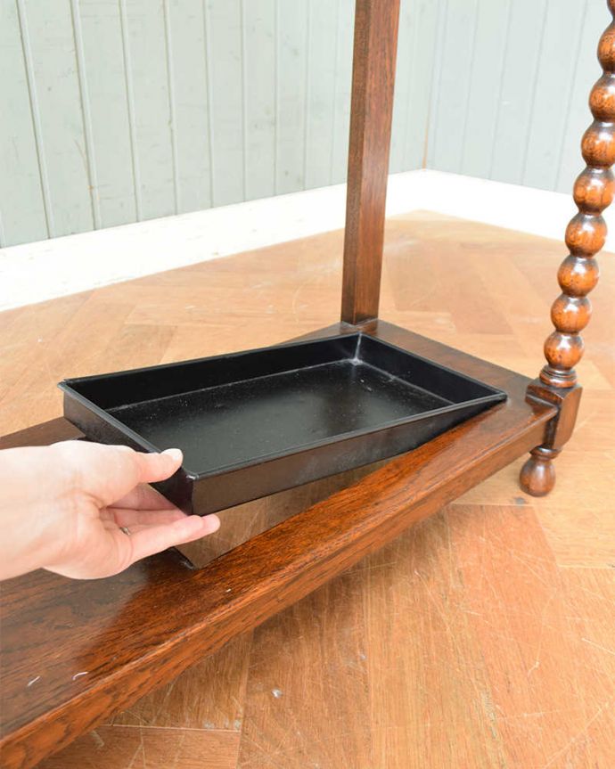 アンティークの玄関収納 アンティーク家具 玄関を彩る美しい英国アンティーク家具、ボビンレッグが美しいステッキスタンド。安心して使えるポイント濡れたままの傘を入れて大丈夫なように雨受けが付いています。(q-1334-f)