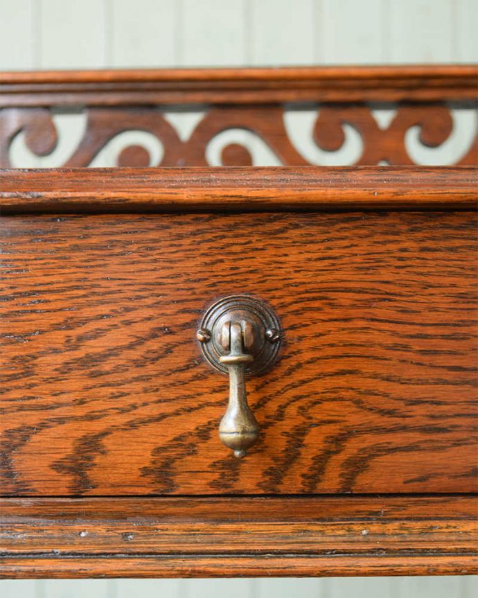 アンティークの玄関収納 アンティーク家具 玄関を彩る美しい英国アンティーク家具、ボビンレッグが美しいステッキスタンド。引き出しの取っ手は、ドロップタイプ。(q-1334-f)