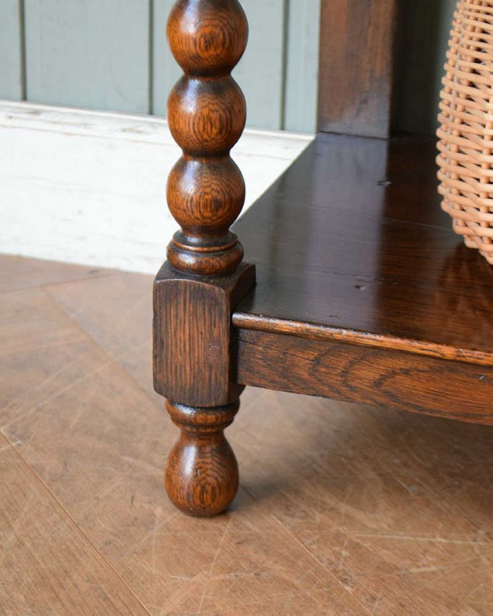 アンティークの玄関収納 アンティーク家具 玄関を彩る美しい英国アンティーク家具、ボビンレッグが美しいステッキスタンド。持ち上げなくても移動できます!Handleのアンティークは、脚の裏にフェルトキーパーをお付けしていますので、持ち上げなくても床を滑らせて移動させることが出来ます。(q-1334-f)
