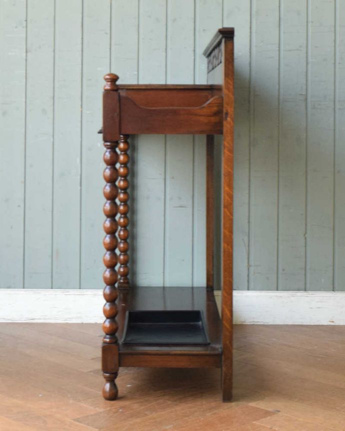 アンティークの玄関収納 アンティーク家具 玄関を彩る美しい英国アンティーク家具、ボビンレッグが美しいステッキスタンド。横顔も美しく!こんな風に見えます専門の職人が、一度バラしてキレイに組み直しました。(q-1334-f)