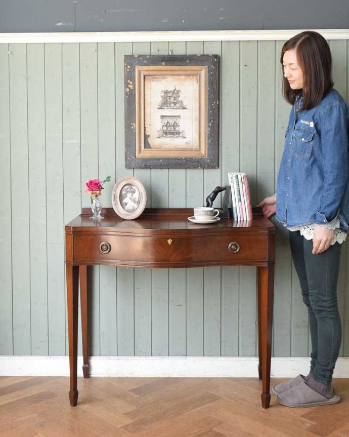 アンティークのデスク・書斎机　アンティーク家具　デスクにも使えるホールテーブル、玄関を彩るイギリスのアンティーク家具。優雅な雰囲気に包まれるエレガントなデスク気品が漂う大人のためのアンティークデスクは、置いてあるだけで優雅な雰囲気です。(q-1335-f)