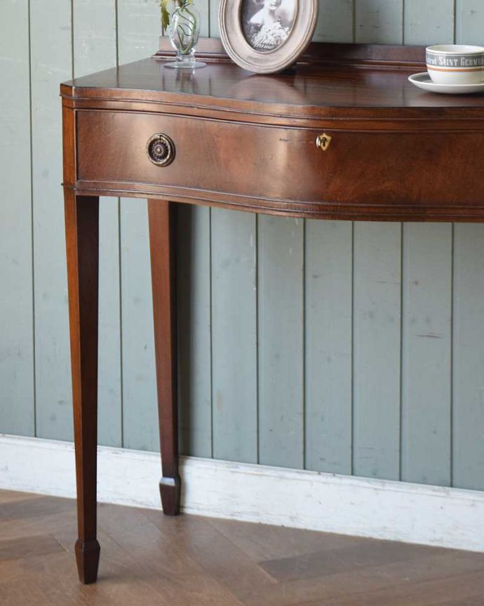 アンティークのデスク・書斎机　アンティーク家具　デスクにも使えるホールテーブル、玄関を彩るイギリスのアンティーク家具。アンティークらしい銘木の木目の美しさ本来、機能的に使われる家具デスクも、アンティークだと木目の美しさが楽しめる家具に。(q-1335-f)