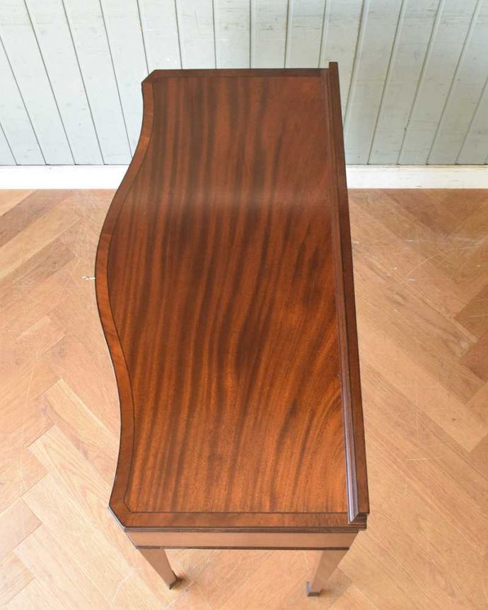 アンティークのデスク・書斎机　アンティーク家具　デスクにも使えるホールテーブル、玄関を彩るイギリスのアンティーク家具。天板もピカピカにお直ししました。(q-1335-f)