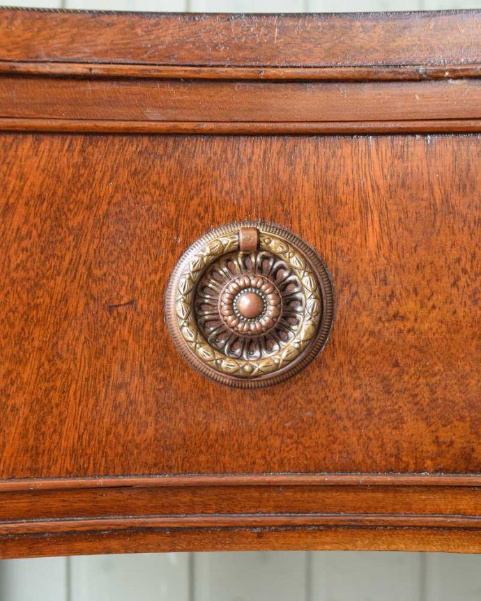 アンティークのデスク・書斎机　アンティーク家具　デスクにも使えるホールテーブル、玄関を彩るイギリスのアンティーク家具。アンティークらしい取っ手アンティークらしいデザインの取っ手を、そっと引っ張って開けるたびに、宝箱を開けている気分です。(q-1335-f)