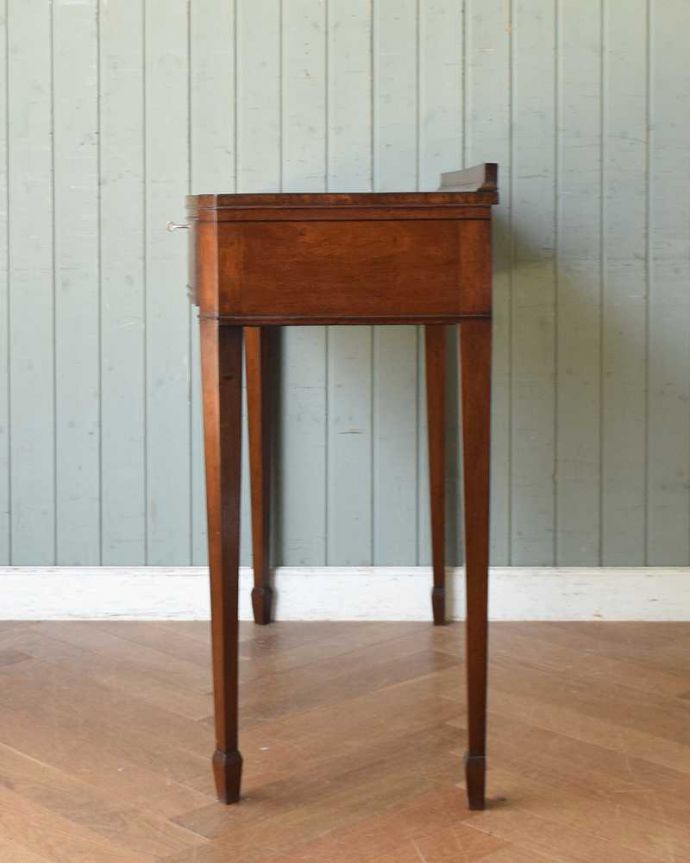 アンティークのデスク・書斎机　アンティーク家具　デスクにも使えるホールテーブル、玄関を彩るイギリスのアンティーク家具。横顔も美しく！こんな風に見えますもちろん、横側もキレイに修復しているので、横から見てもキレイです。(q-1335-f)