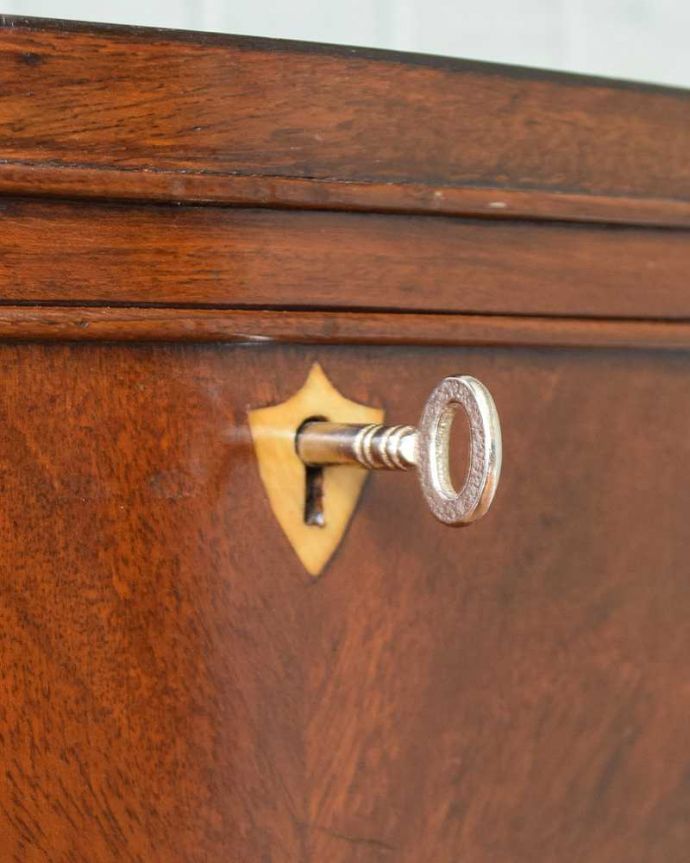 アンティークのデスク・書斎机　アンティーク家具　デスクにも使えるホールテーブル、玄関を彩るイギリスのアンティーク家具。アンティークの鍵が付いています使えるように調整しています。(q-1335-f)