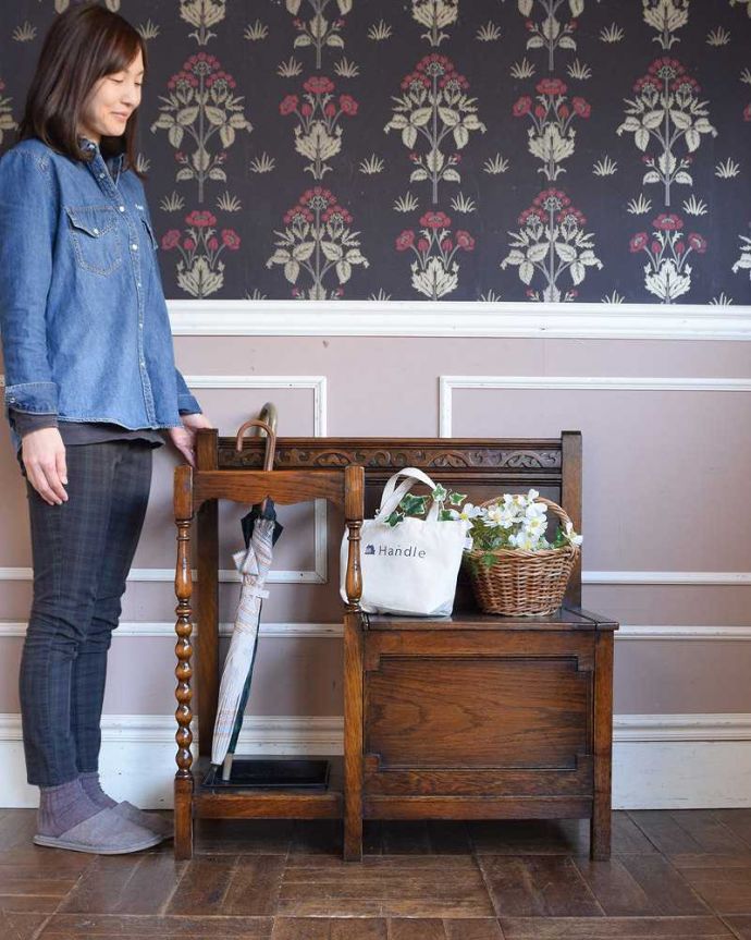 アンティークの玄関収納　アンティーク家具　伝統の装飾が美しいアンティークホールスタンド、ベンチ付のホールスタンド（傘立て）。英国紳士の身だしなみのために作られた家具もともとはステッキを立てて置くためのスタンド。(q-1336-f)