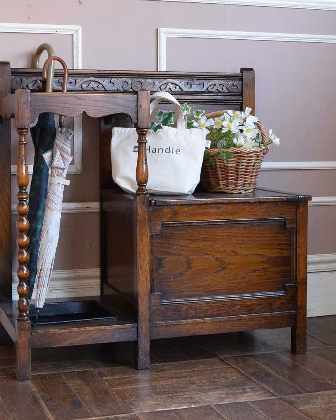 アンティークの玄関収納　アンティーク家具　伝統の装飾が美しいアンティークホールスタンド、ベンチ付のホールスタンド（傘立て）。玄関を華やかにしてくれる英国デザイン海を渡って来てくれたおかげで、日本ではとても素敵な傘立てとして使えます。(q-1336-f)