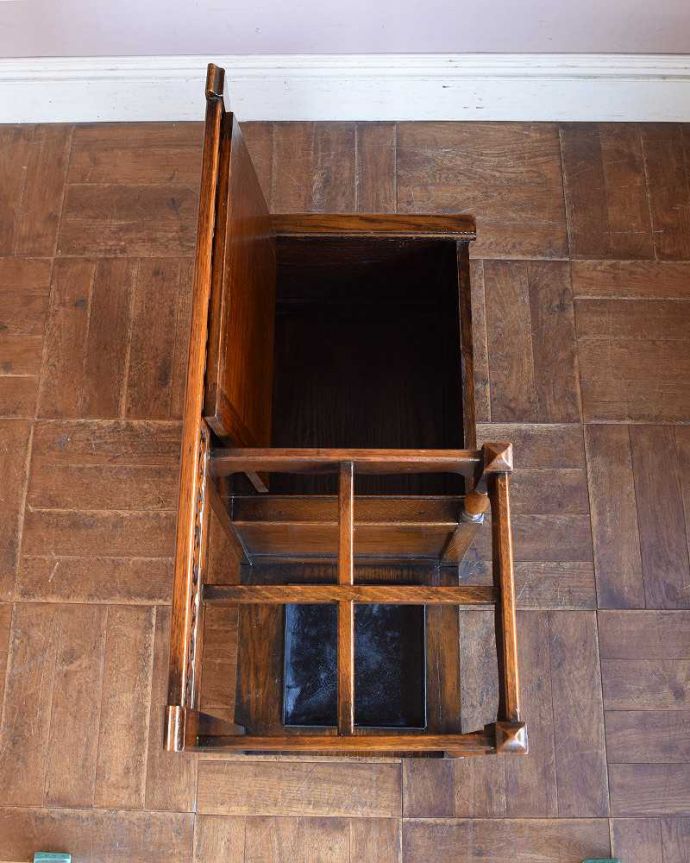 アンティークの玄関収納　アンティーク家具　伝統の装飾が美しいアンティークホールスタンド、ベンチ付のホールスタンド（傘立て）。収納も付いて、とっても便利ふたをパカッと開けると靴をケアする道具を入れていた収納箱。(q-1336-f)