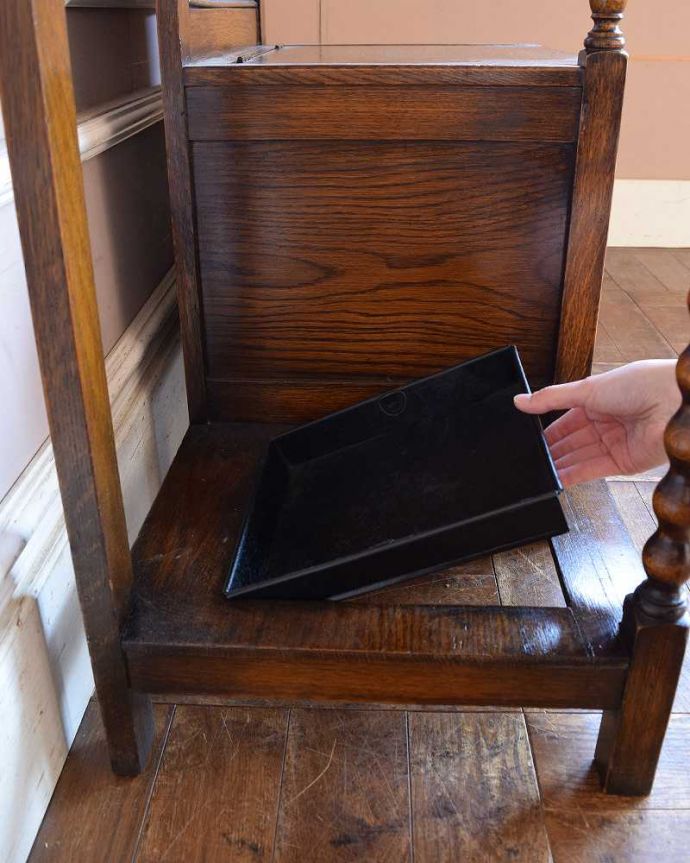 アンティークの玄関収納　アンティーク家具　伝統の装飾が美しいアンティークホールスタンド、ベンチ付のホールスタンド（傘立て）。安心して使えるポイント濡れたままの傘を入れて大丈夫なように雨受けが付いています。(q-1336-f)