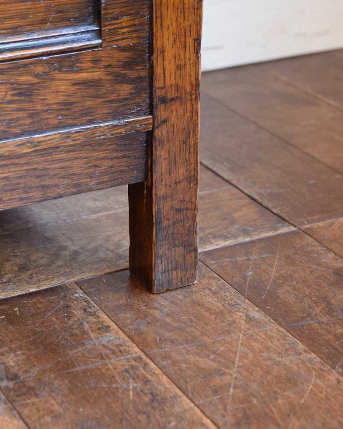 アンティークの玄関収納　アンティーク家具　伝統の装飾が美しいアンティークホールスタンド、ベンチ付のホールスタンド（傘立て）。持ち上げなくても移動できます！Handleのアンティークは、脚の裏にフェルトキーパーをお付けしていますので、持ち上げなくても床を滑らせて移動させることが出来ます。(q-1336-f)