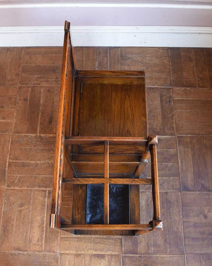 アンティークの玄関収納　アンティーク家具　伝統の装飾が美しいアンティークホールスタンド、ベンチ付のホールスタンド（傘立て）。上から見るとこんな感じもともとステッキを立てていただけあって、傘を立てて収納しやすいデザインになっているんです。(q-1336-f)